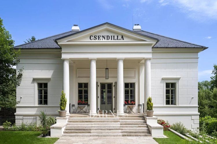 Elegánsan felújított műemlék villa Hárshegy exkluzív villanegyedében