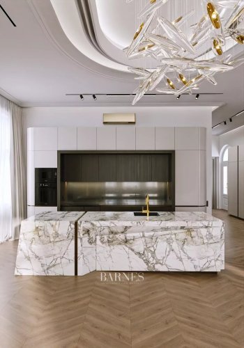 3-bedroom luxury apartment with balcony and magnificent panoramic view at March 15. Square