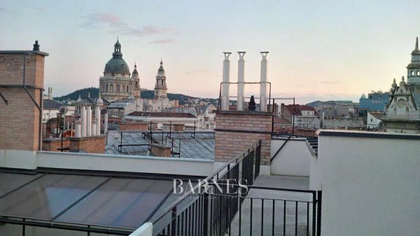 Eladó egy exkluzív, tetőteraszos penthouse a VI. kerületben, a Dessewffy utcában