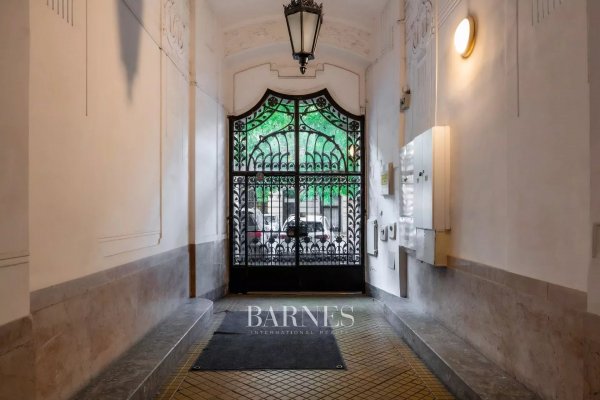 High-Class apartment for renovation in an Art Nouveau Building