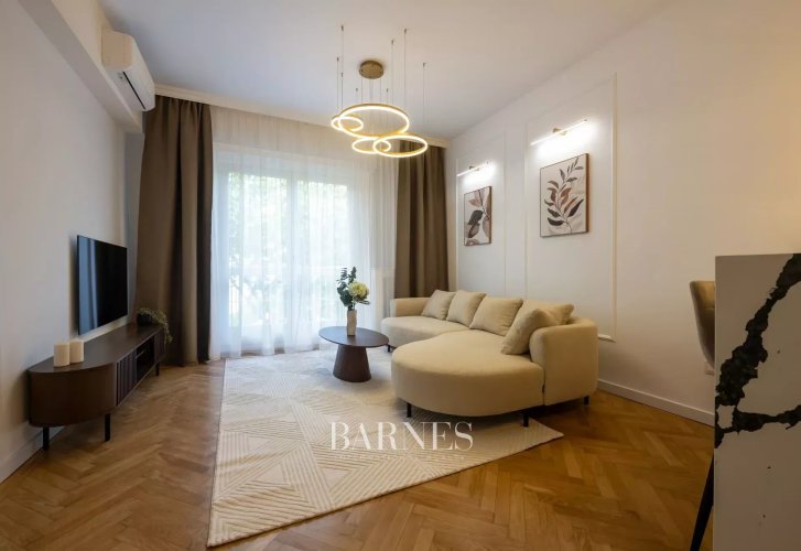 Apartment for Sale on Németvölgyi Road: Luxury 3-Bedroom + Study in a Villa Setting