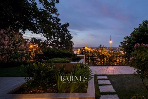 Ritkaság a Várnegyedben dunai panorámával és saját kerttel