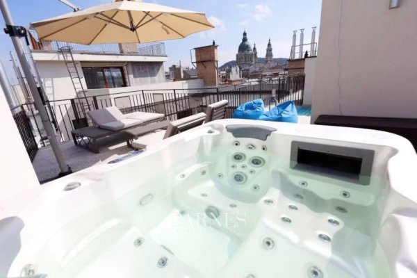 Eladó egy exkluzív, tetőteraszos penthouse a VI. kerületben, a Dessewffy utcában