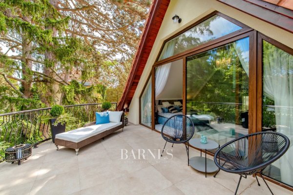 Kertkapcsolatos, szeparált villalakás, ősfás környezetben