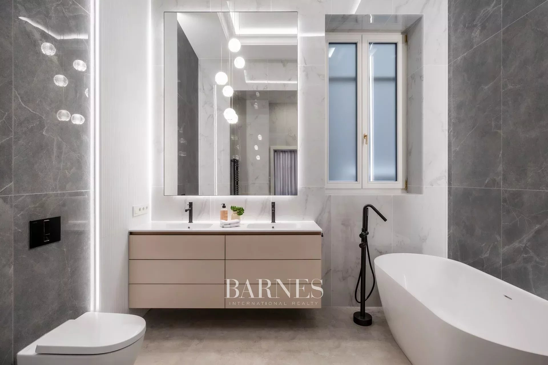 EXCLUSIVE LUXURY APARTMENT ON VÁCI STREET – PREMIUM QUALITY, TIMELESS ELEGANCE - picture 11