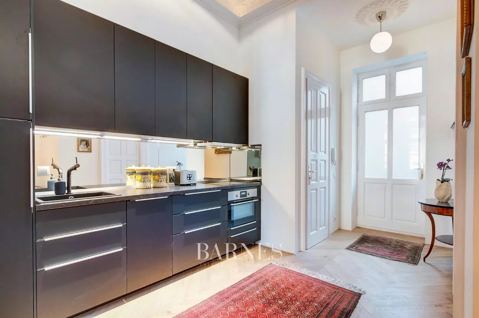 Two Bedroomed, Furnished Apartment in the 'Classical Downtown' - picture 8