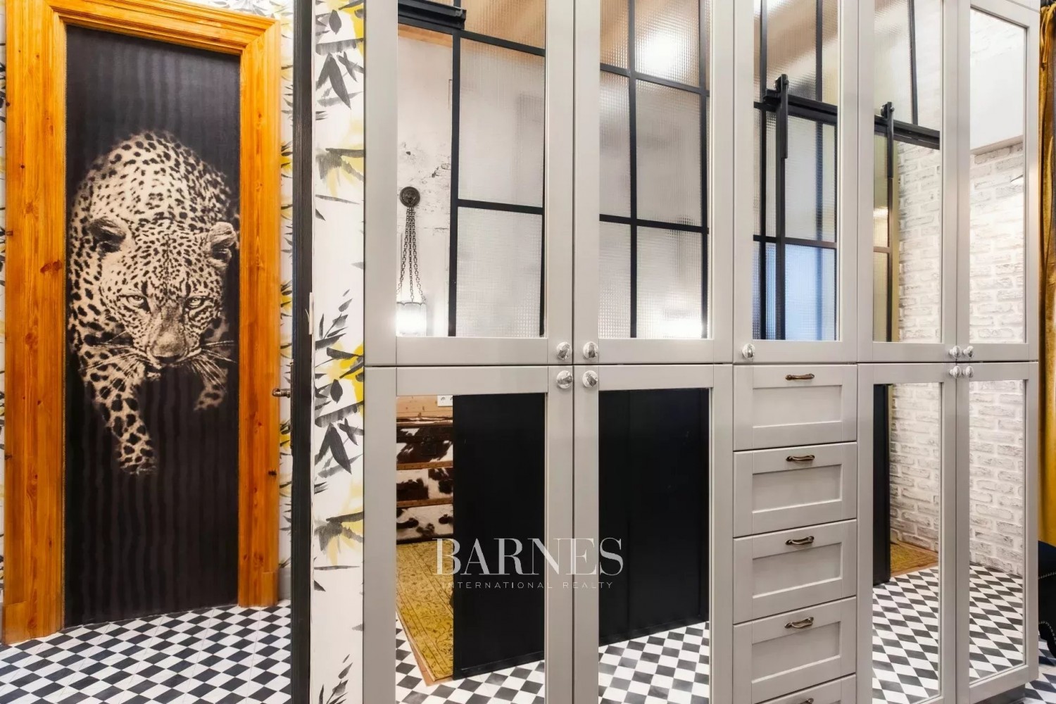 Extravagant one-bedroom apartment near the Ballet Institute - picture 1