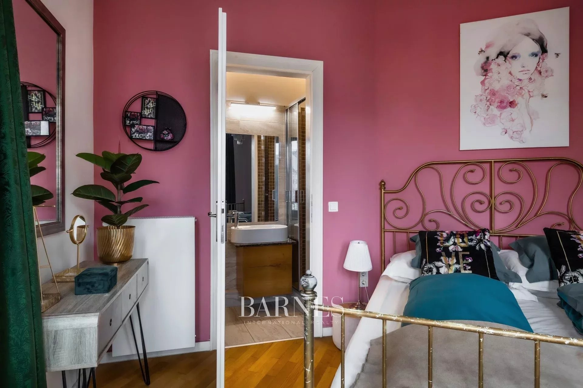 For Rent: 3-Bedroom Apartment with Urban Atmosphere near the Basilica - picture 9