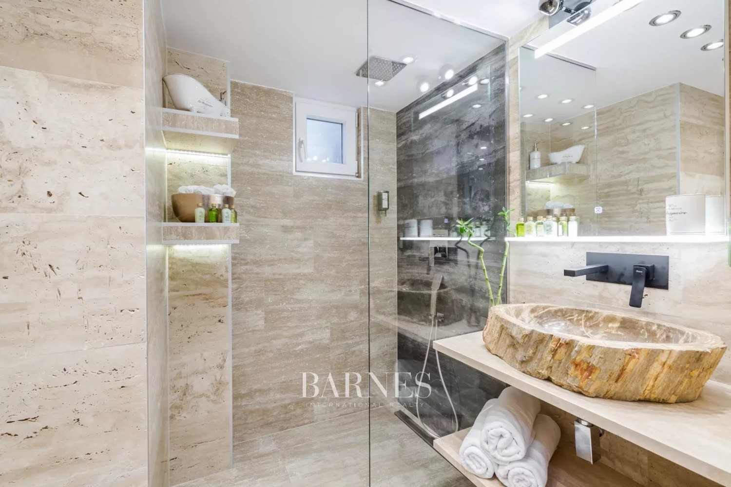 Two Airbnb apartments for sale in the 7th district, with windows facing Dohány Street - picture 28