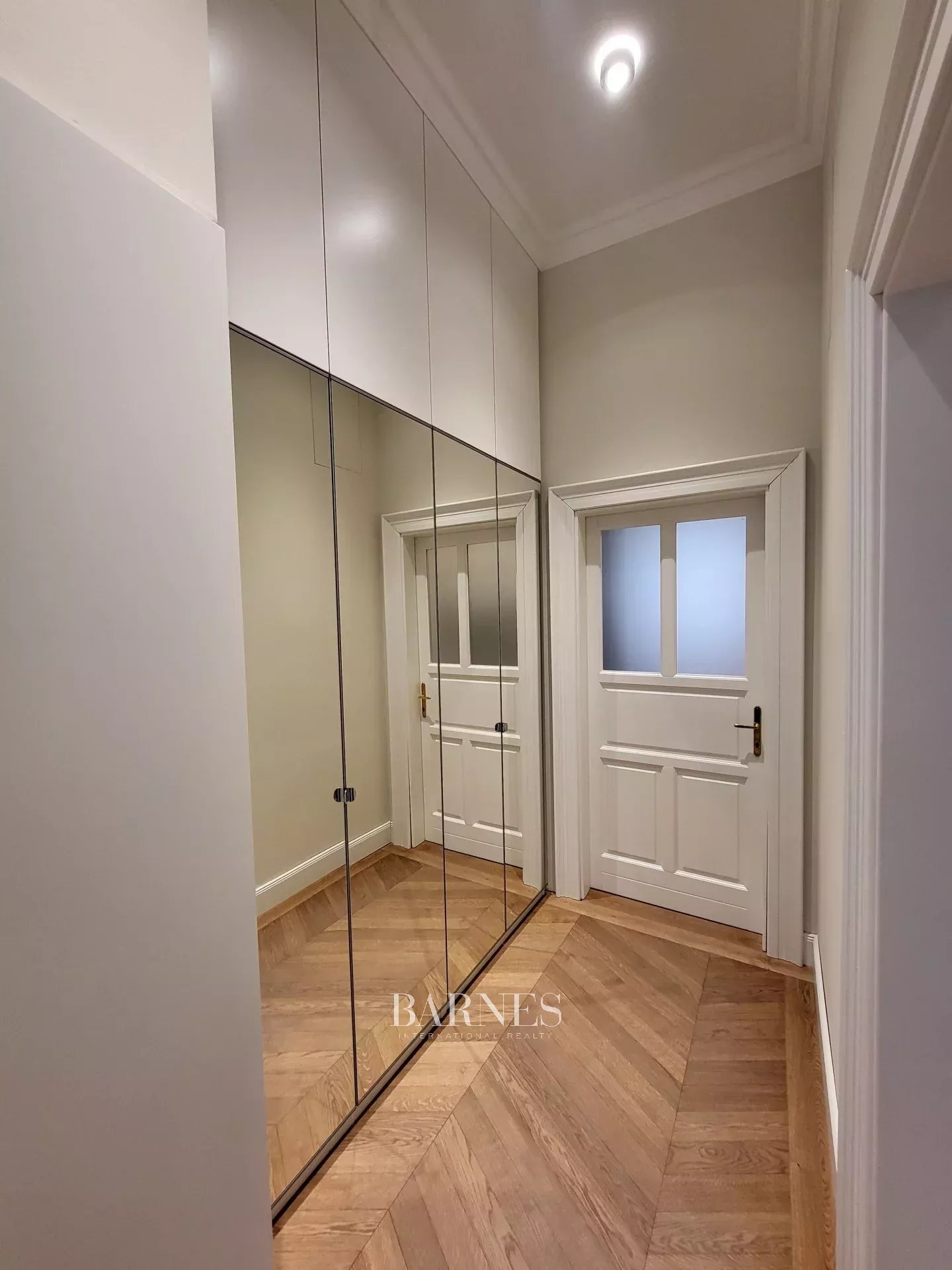 Prestigious apartment for rent near Andrássy Avenue and St. Stephen’s Basilica - picture 10