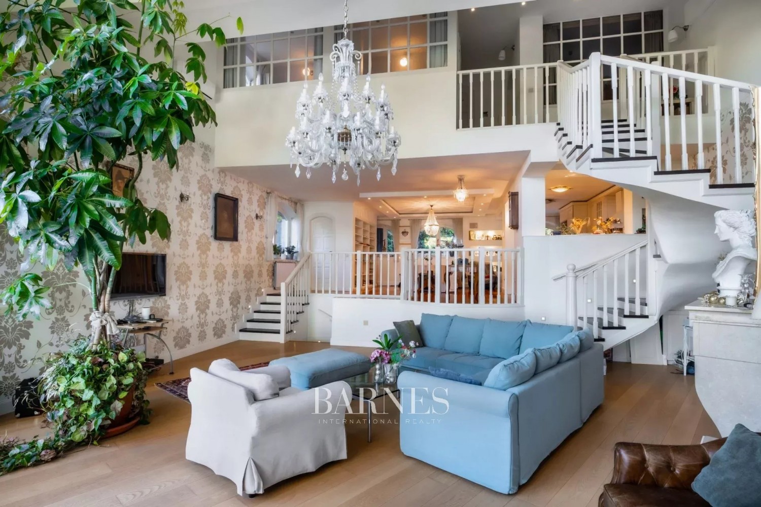 Sustainable Luxury Home with Panoramic City View, Private Garden, Indoor Pool, and Garage - picture 2