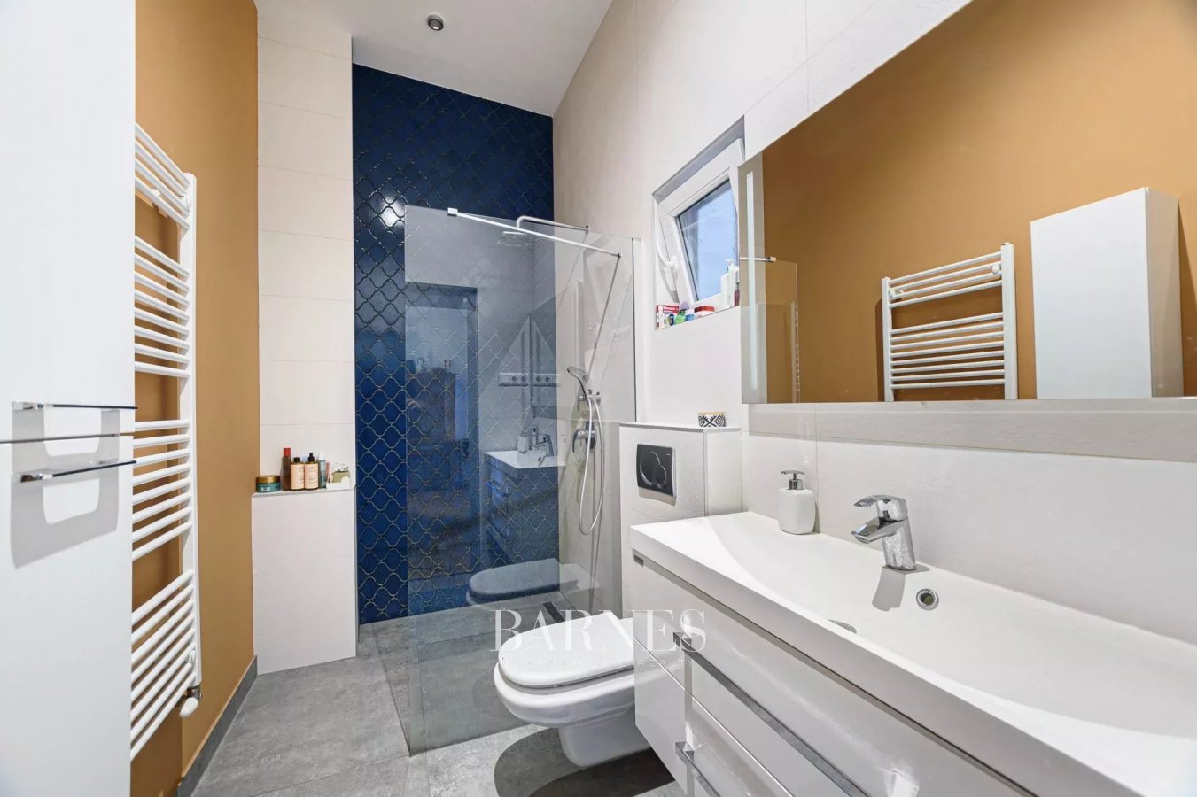 Windows overlooking Károlyi Garden: Parisian atmosphere in the downtown - picture 13