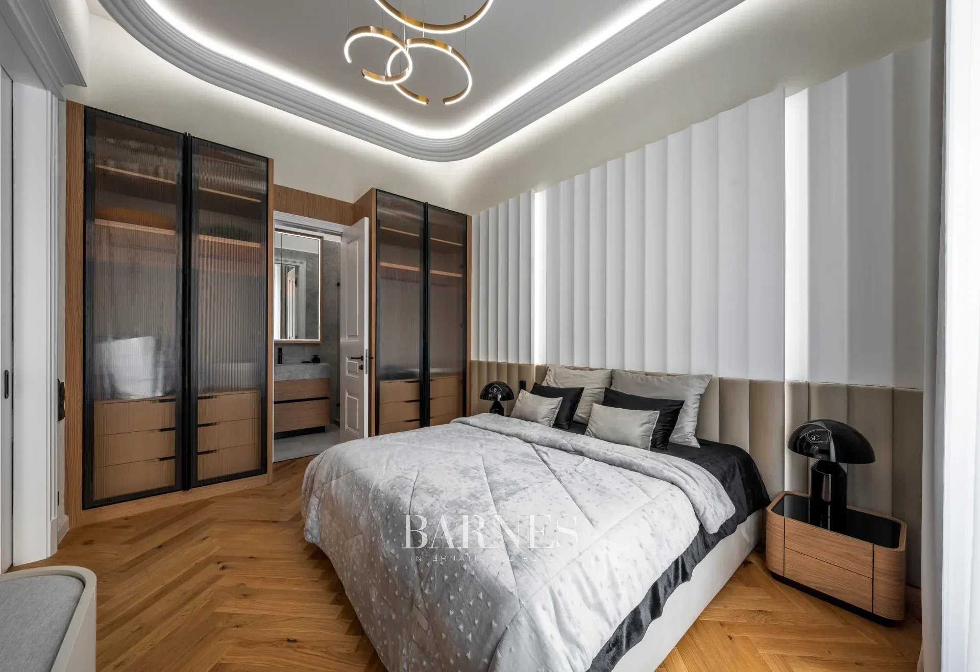 Two-Bedroom Luxury Apartment with Balcony Near the Opera House - picture 14