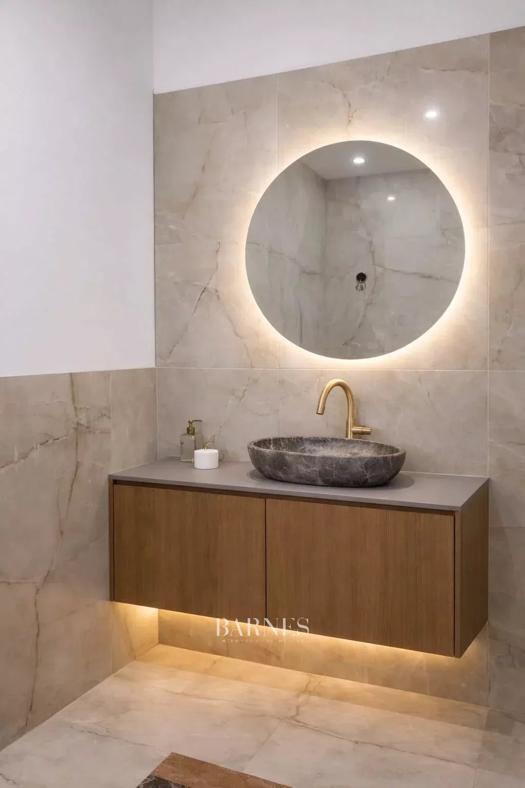 Eladó lakás a Németvölgyi úton: luxus, 3 hálós + dolgozós lakás villakörnyezetben - picture 4