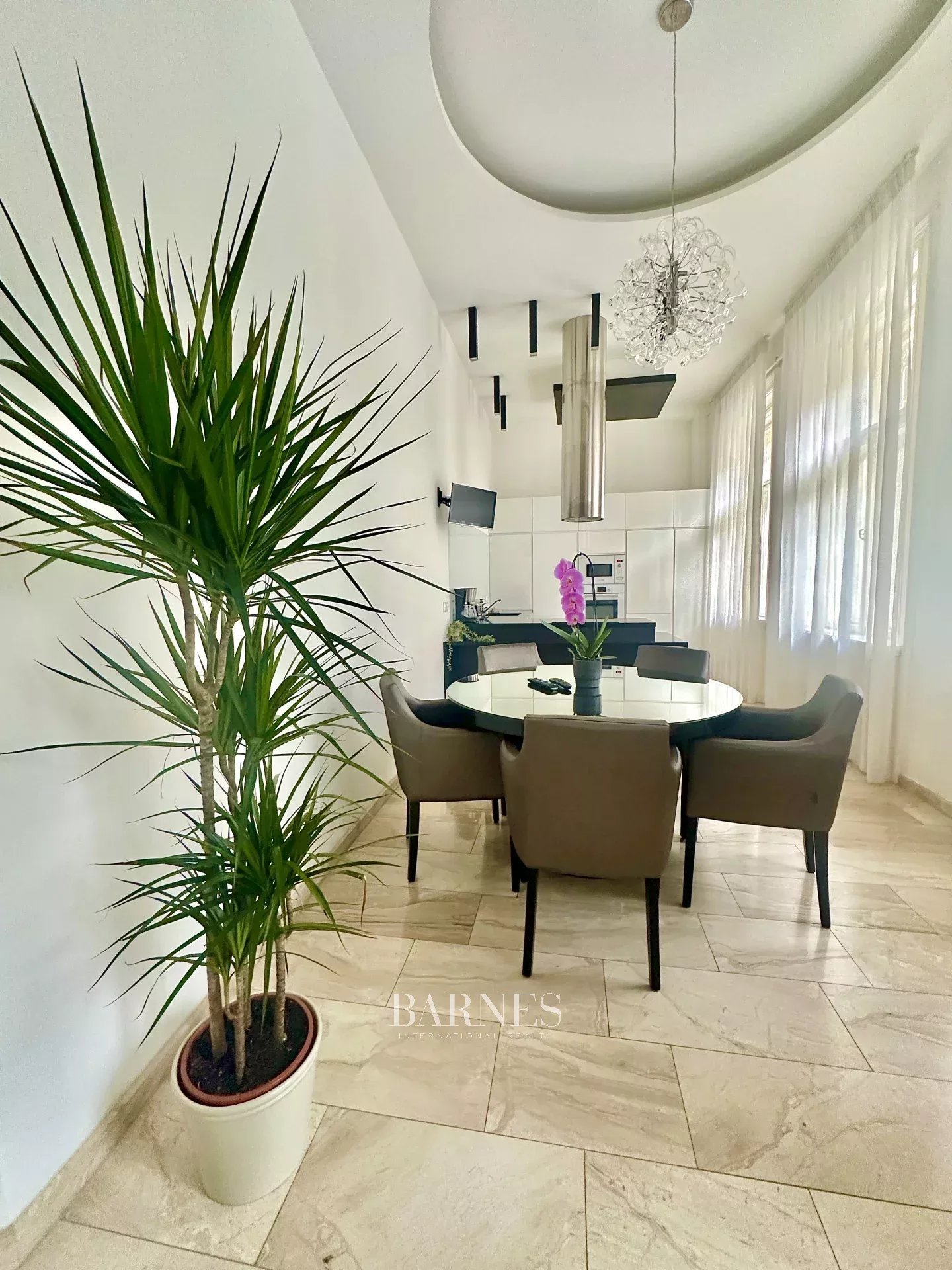 Kiadó 2 hálószobás, külön konyhás, elegáns lakás a Parlamentnél! - picture 5