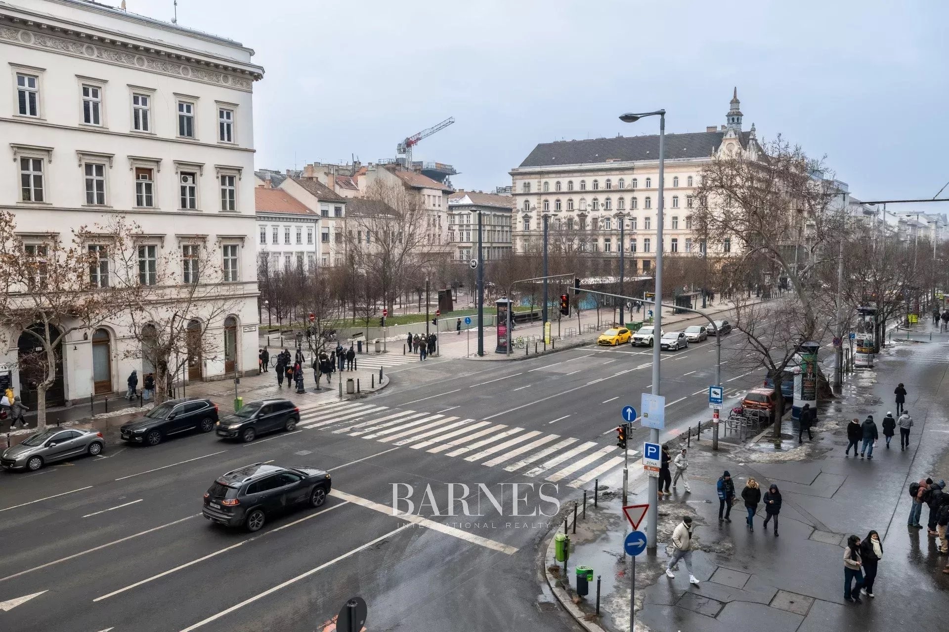 For Rent: 3-Bedroom Apartment with Urban Atmosphere near the Basilica - picture 17