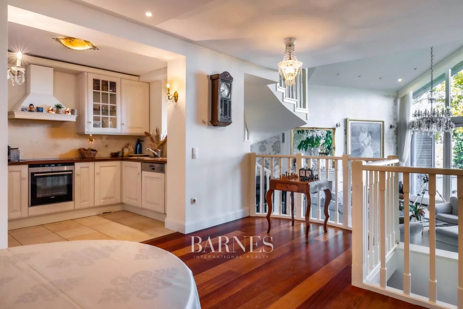 Sustainable Luxury Home with Panoramic City View, Private Garden, Indoor Pool, and Garage - picture 8