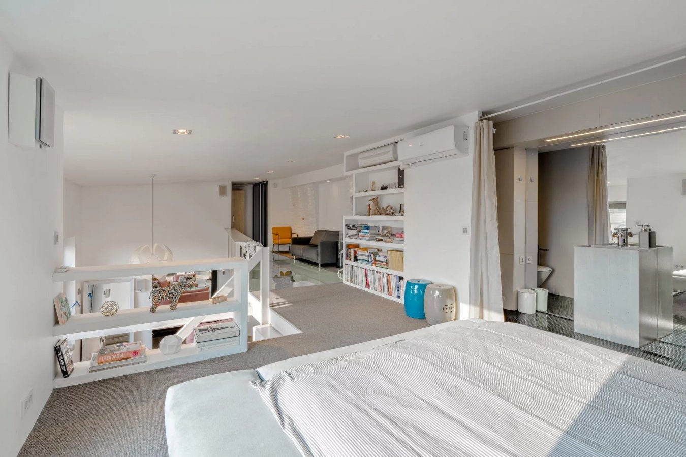 Downtown loft apartment with a panoramic roof terrace - picture 12