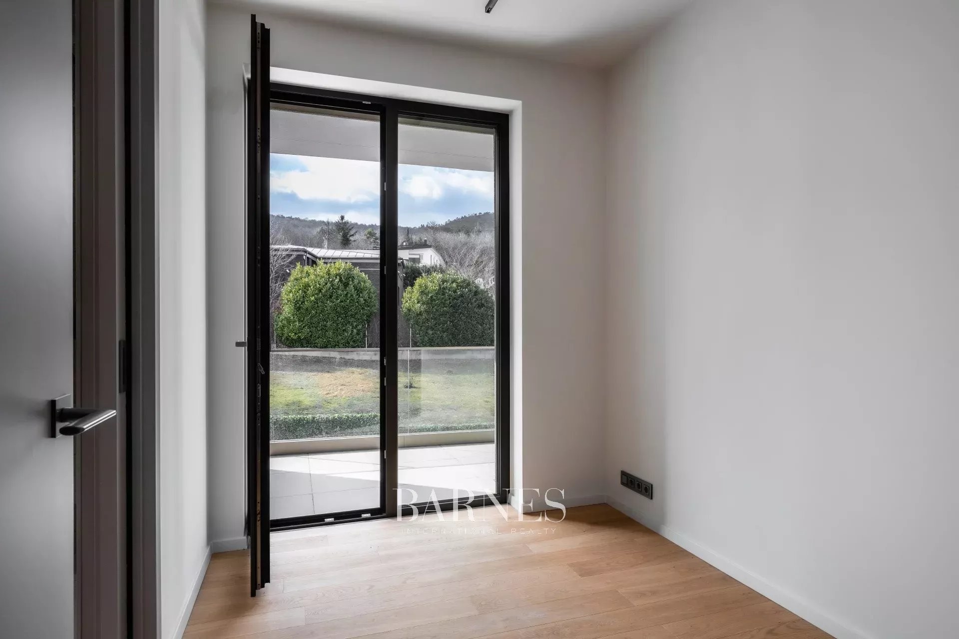 Panoramic Luxury Home at Harsánylejtő, with Garden and Pool - picture 16