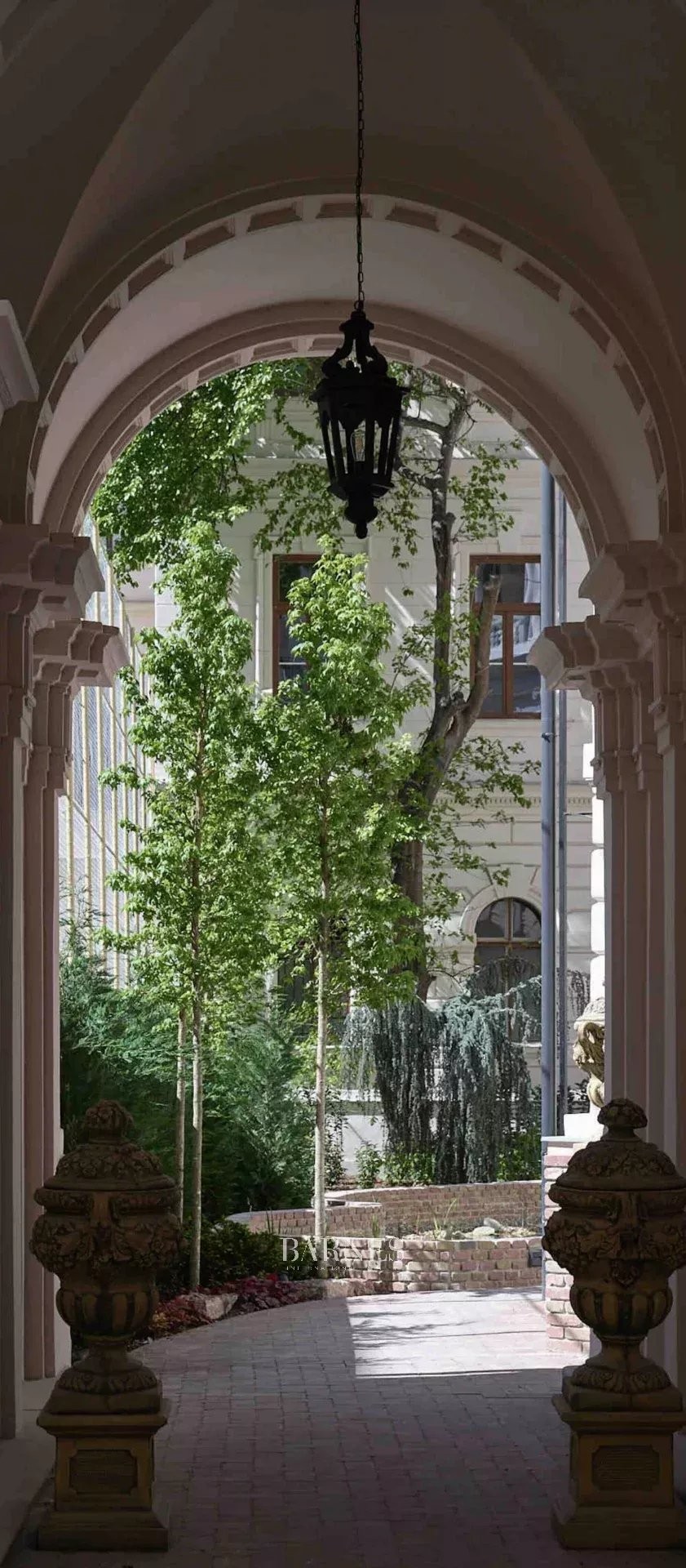 Klasszikus elegancia a Kodály Körönd ikonikus palotájában - picture 17