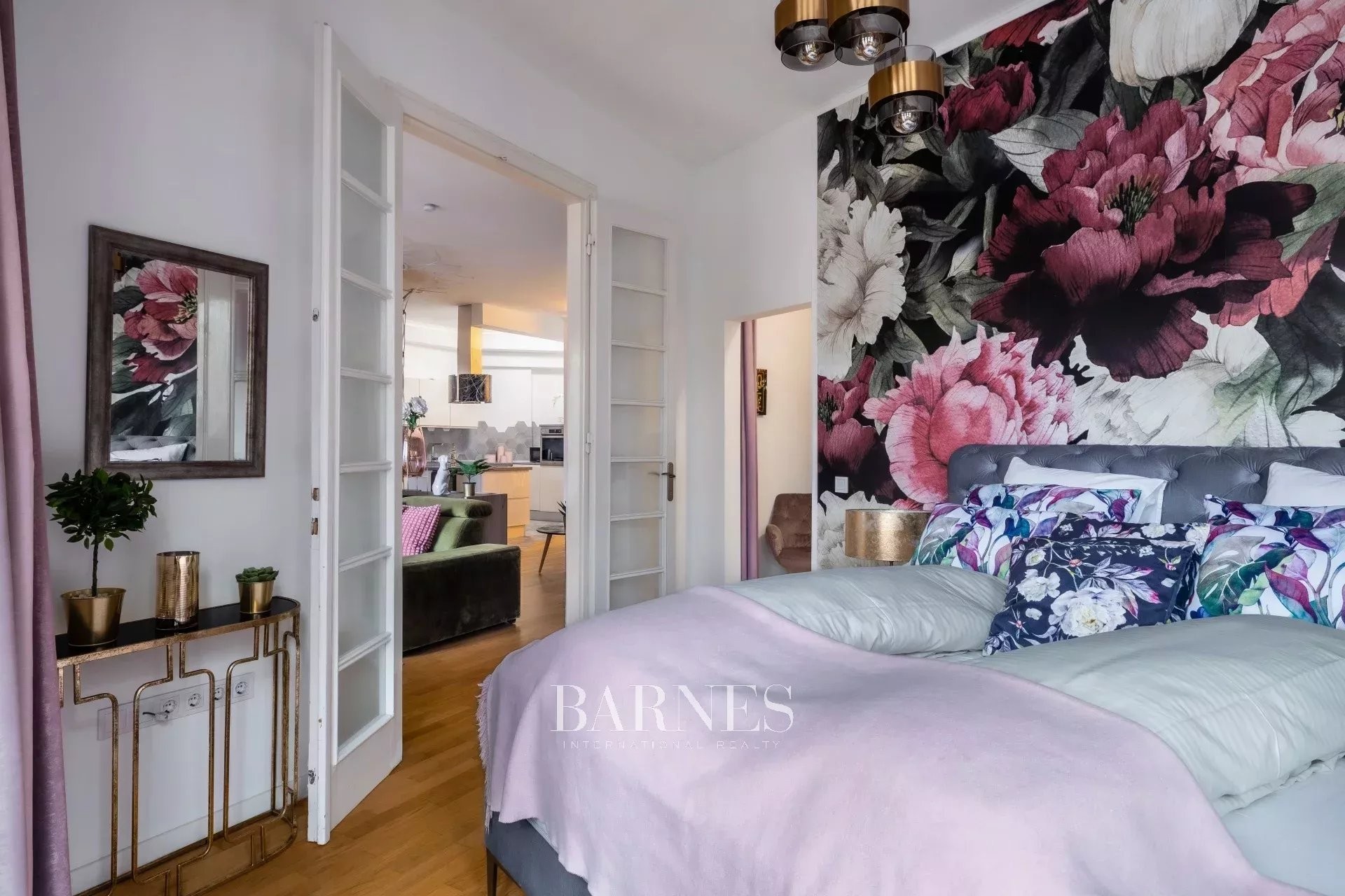 For Rent: 3-Bedroom Apartment with Urban Atmosphere near the Basilica - picture 5