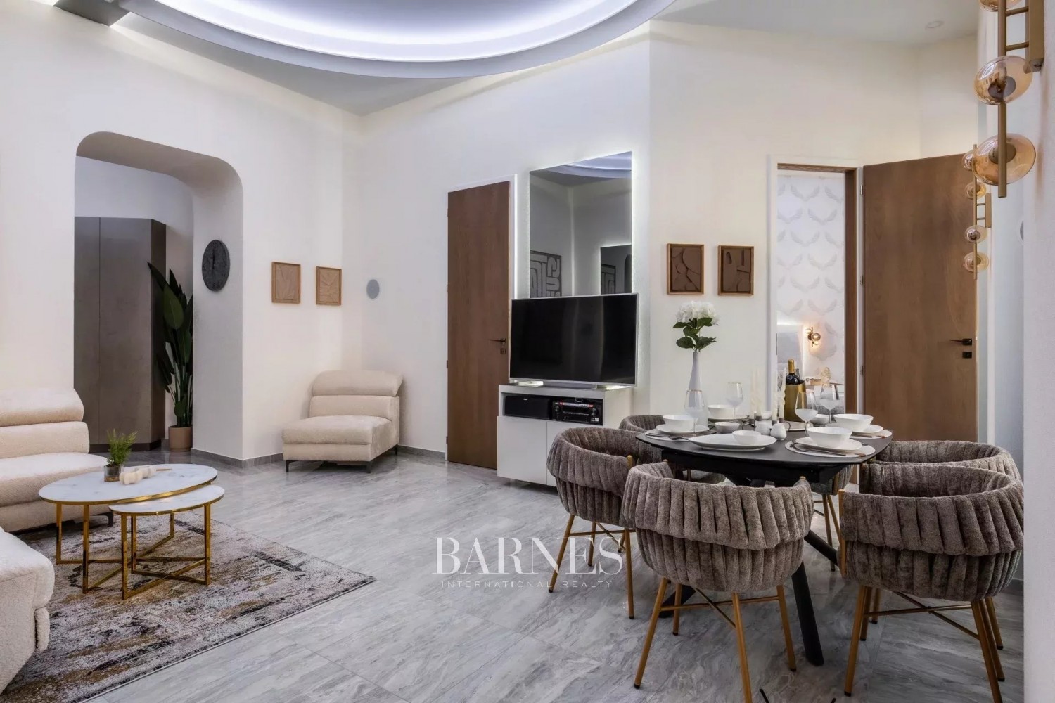 3-bedroom luxury apartment in the city center with  balcony and view to the Basilica - picture 15