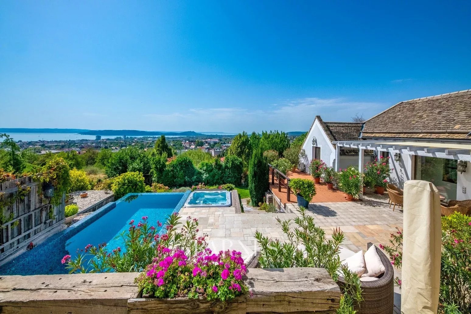 Luxusvilla háborítatlan örökpanorámával Balatonfüreden - picture 1