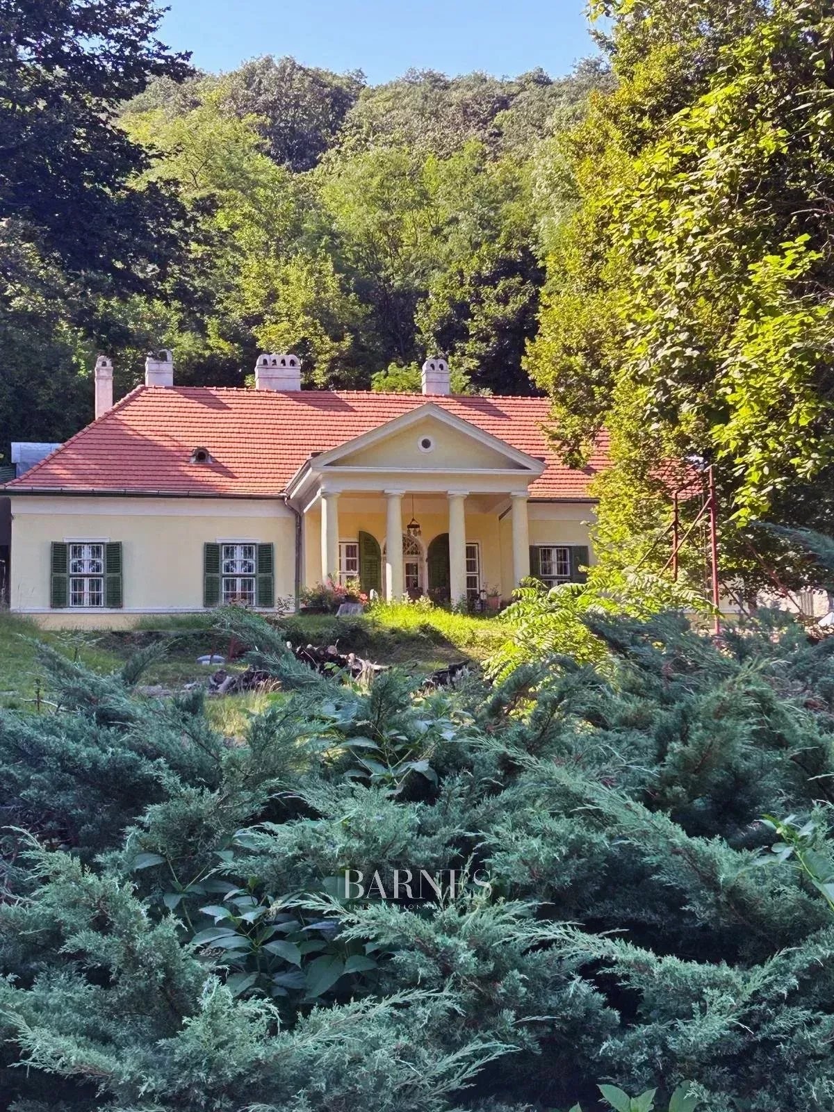 Noble Family Estate near Esztergom, with Renovation and Expansion Opportunities - picture 1