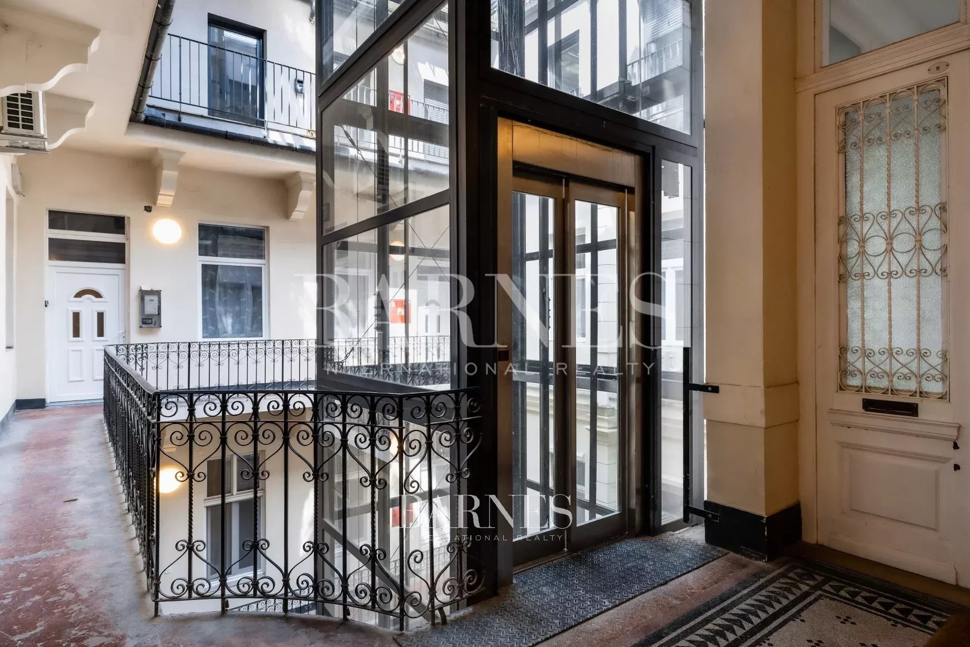 Elegant Two-Bedroom Home with Smart Features on Paulay Ede Street - picture 18