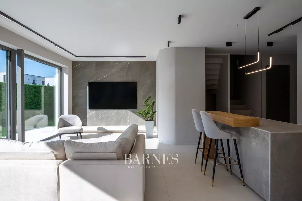 Panoramic Luxury Home at Harsánylejtő, with Garden and Pool - picture 9