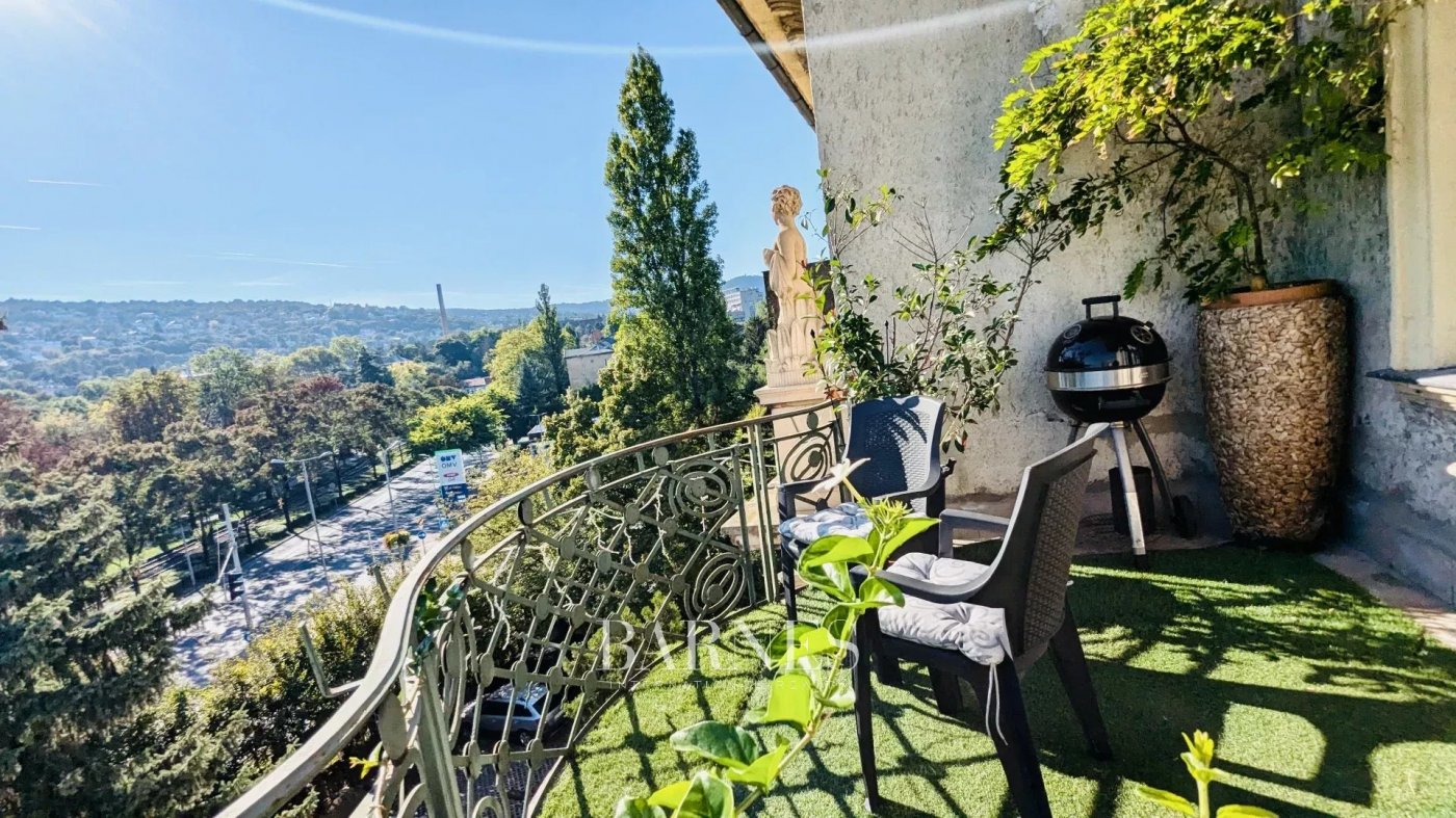 Apartment for sale with a terrace in a villa building next to the Körszálló - picture 2