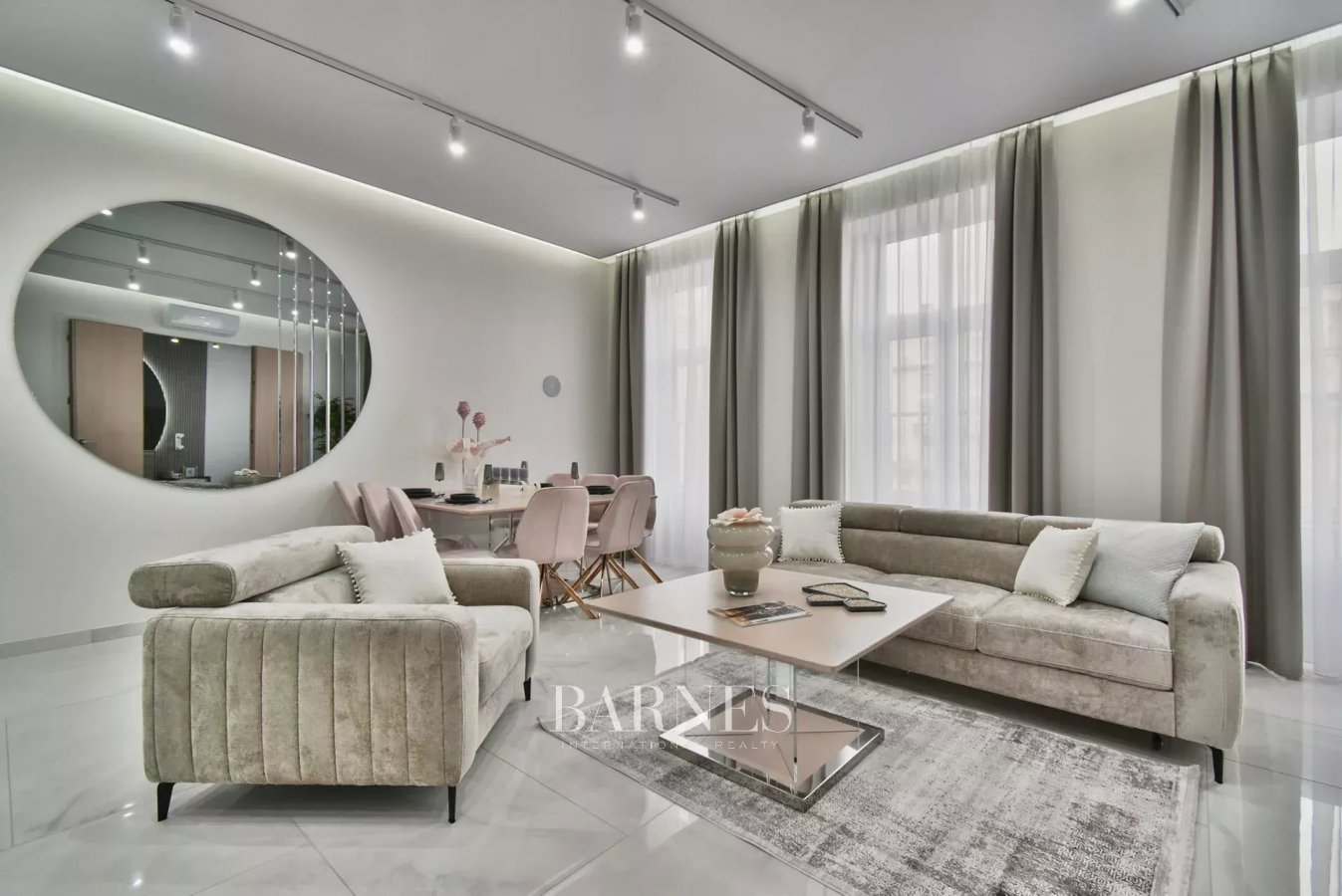 Panorámás, bútorozott luxuslakás a Madách tér közelében - picture 1