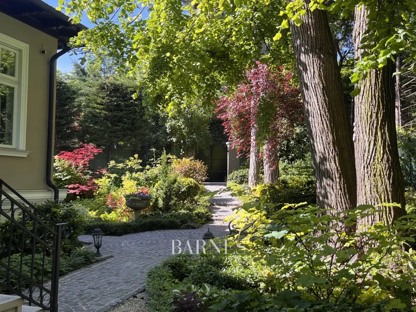 Swiss-Style Villa with Art Nouveau Motifs on Sváb hill - picture 2