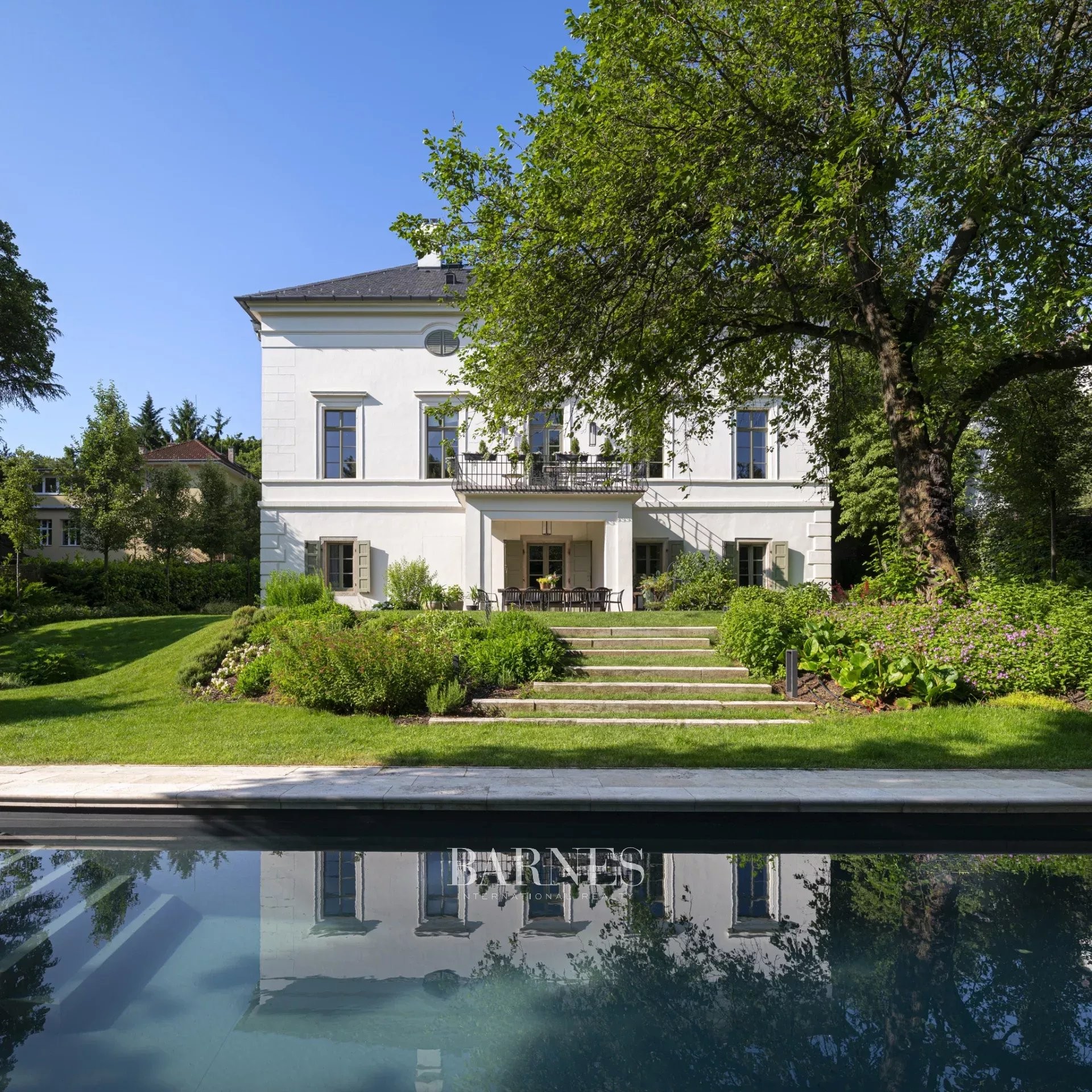 Elegantly renovated listed monument villa in the exclusive villa district of Hárshegy - picture 2