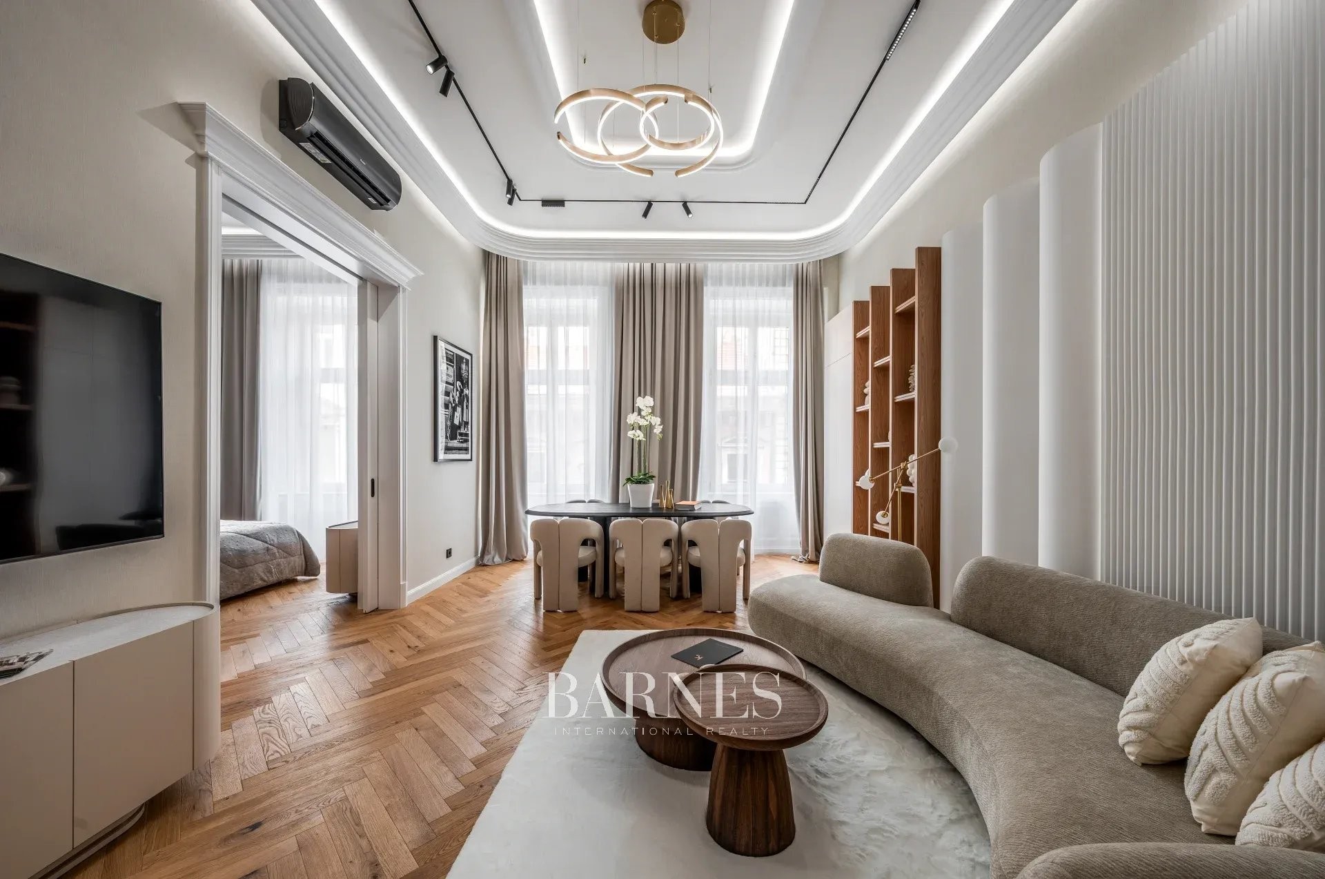 Two-Bedroom Luxury Apartment with Balcony Near the Opera House - picture 5