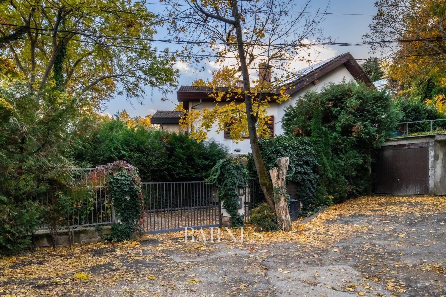 Sustainable Luxury Home with Panoramic City View, Private Garden, Indoor Pool, and Garage - picture 31