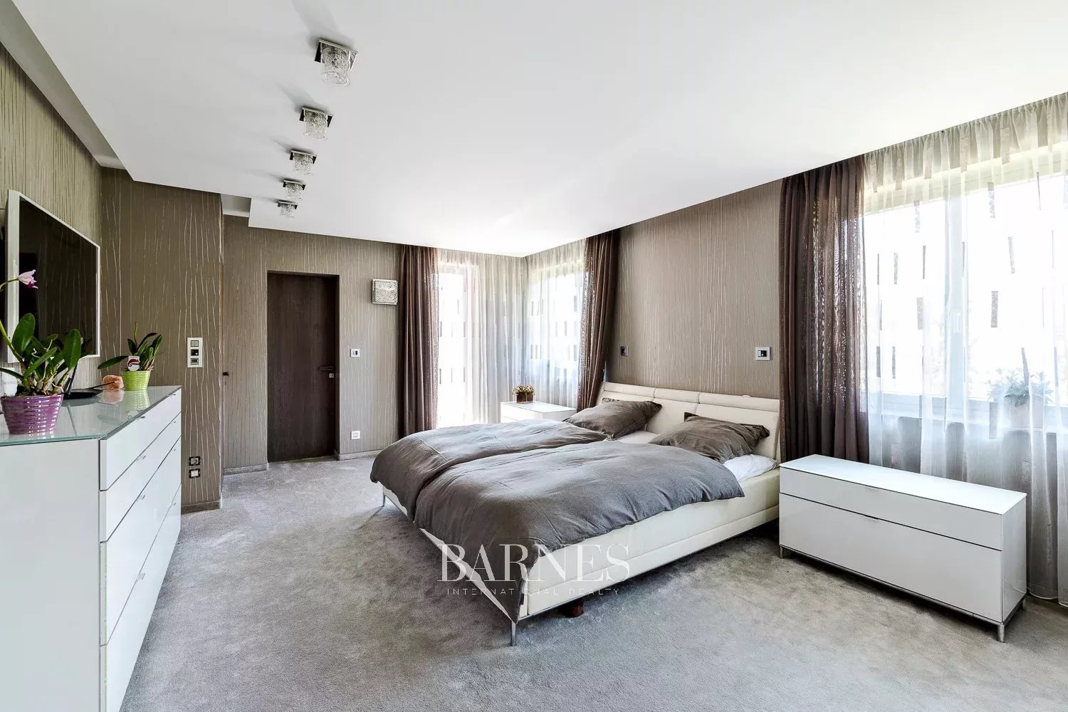 Modern Home with a Pool in Pasarét - picture 7 title=