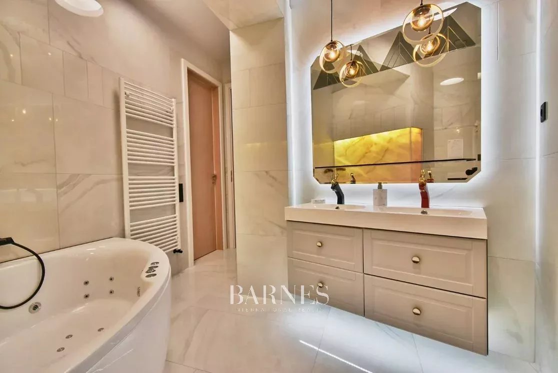 Panorámás, bútorozott luxuslakás a Madách tér közelében - picture 8