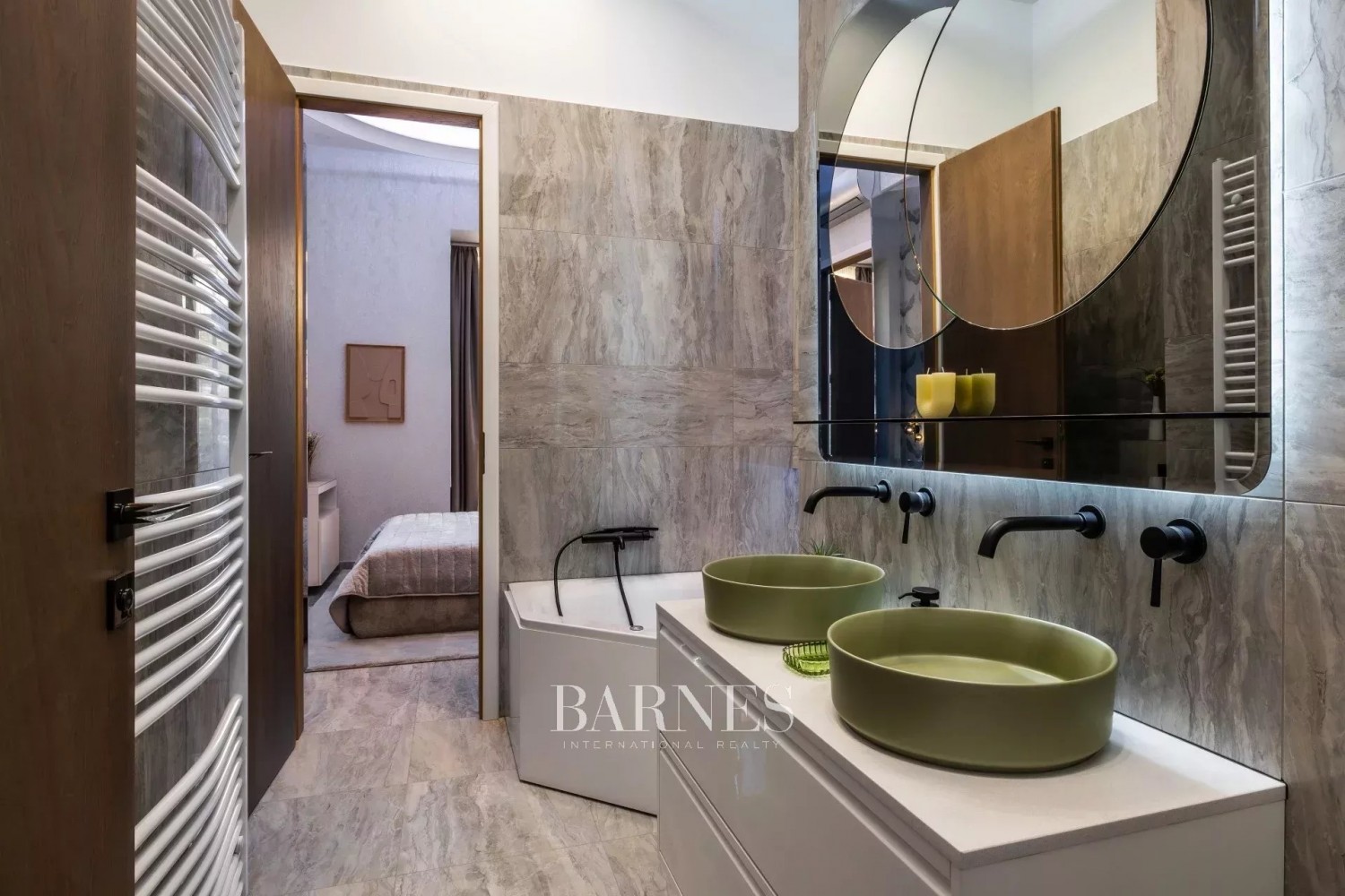 3-bedroom luxury apartment in the city center with  balcony and view to the Basilica - picture 12