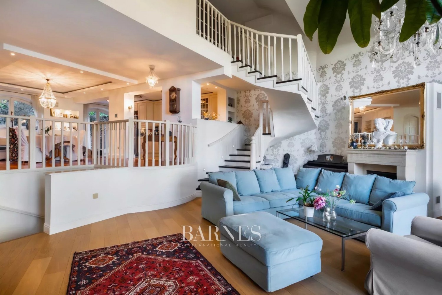 Sustainable Luxury Home with Panoramic City View, Private Garden, Indoor Pool, and Garage - picture 4