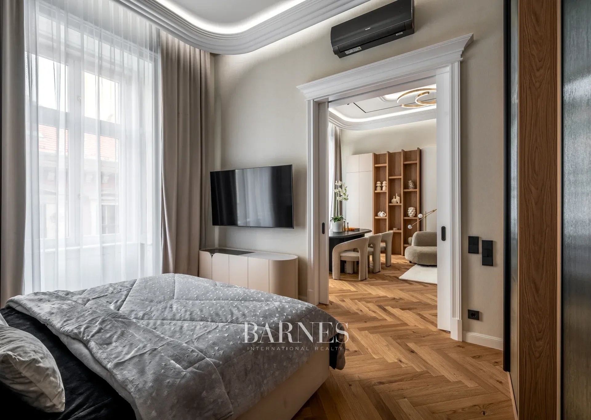 Two-Bedroom Luxury Apartment with Balcony Near the Opera House - picture 12