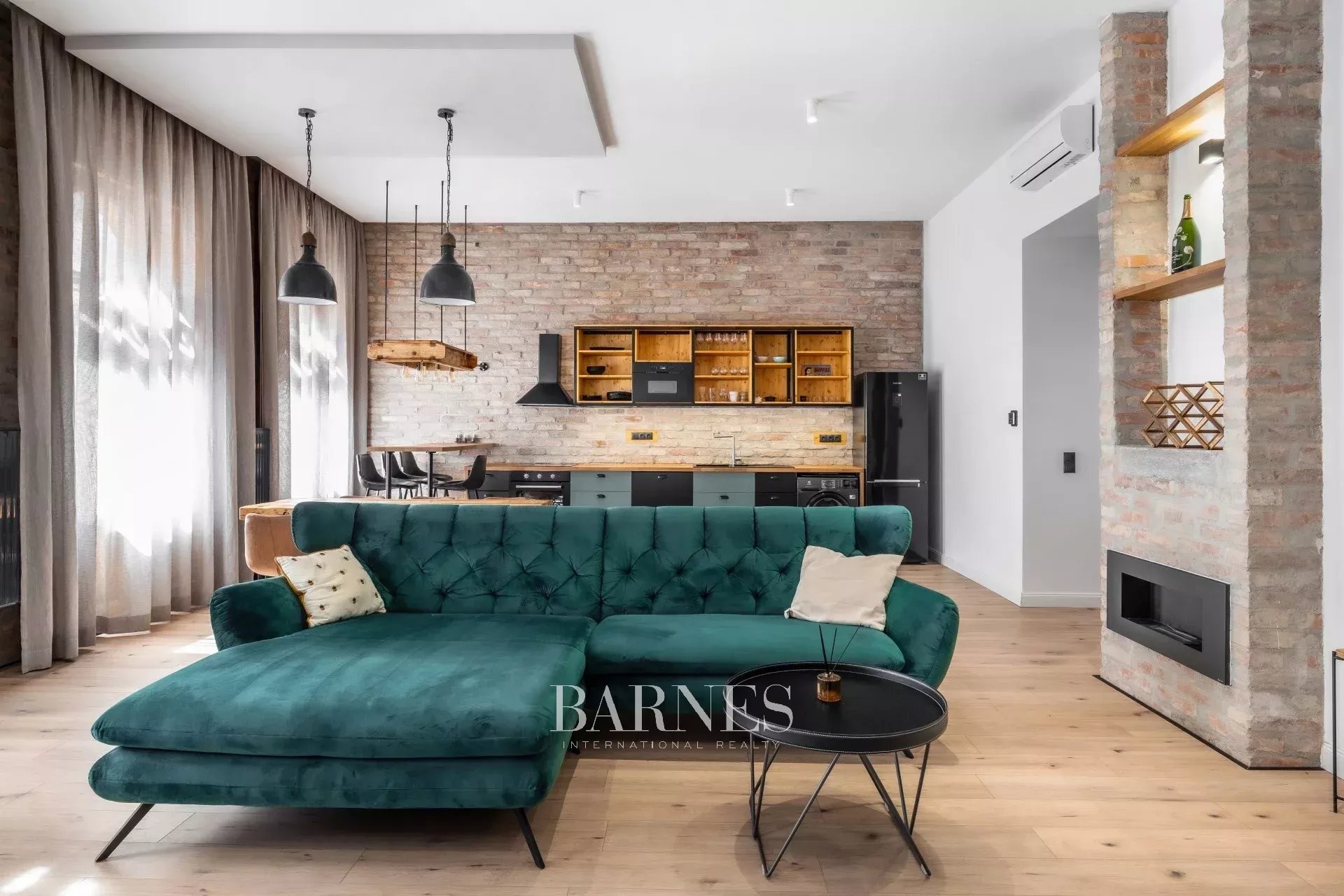 Unique loft apartment close to the Dohány Street Synagogue - picture 2