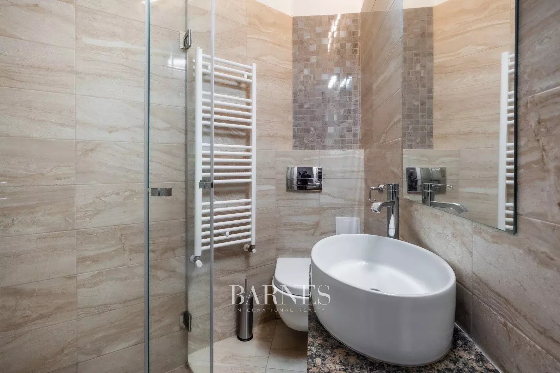 For Rent: 3-Bedroom Apartment with Urban Atmosphere near the Basilica - picture 18