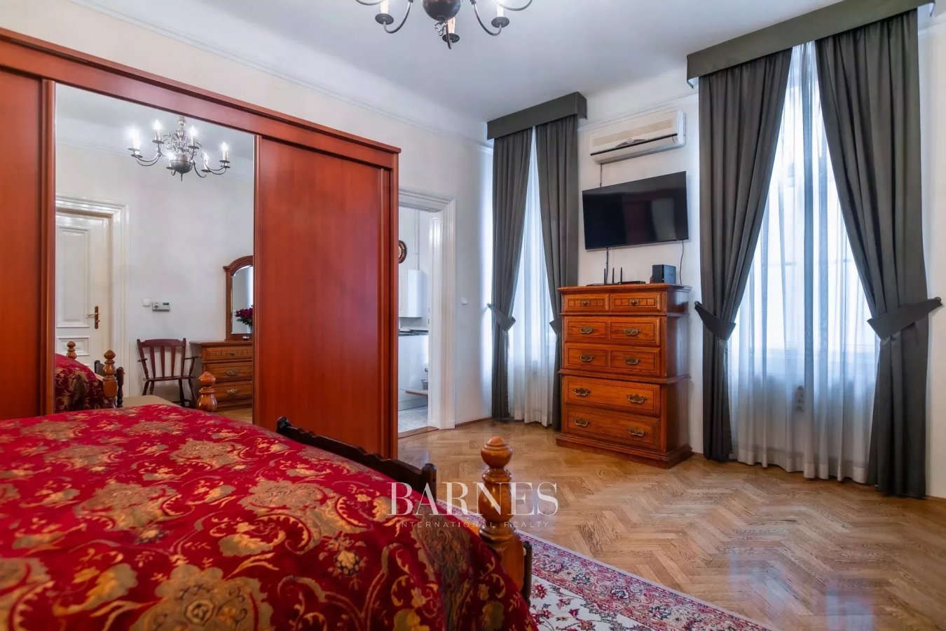 ​Beautifully restored 'true to age' bourgeois residence close to Andrássy Avenue - picture 16