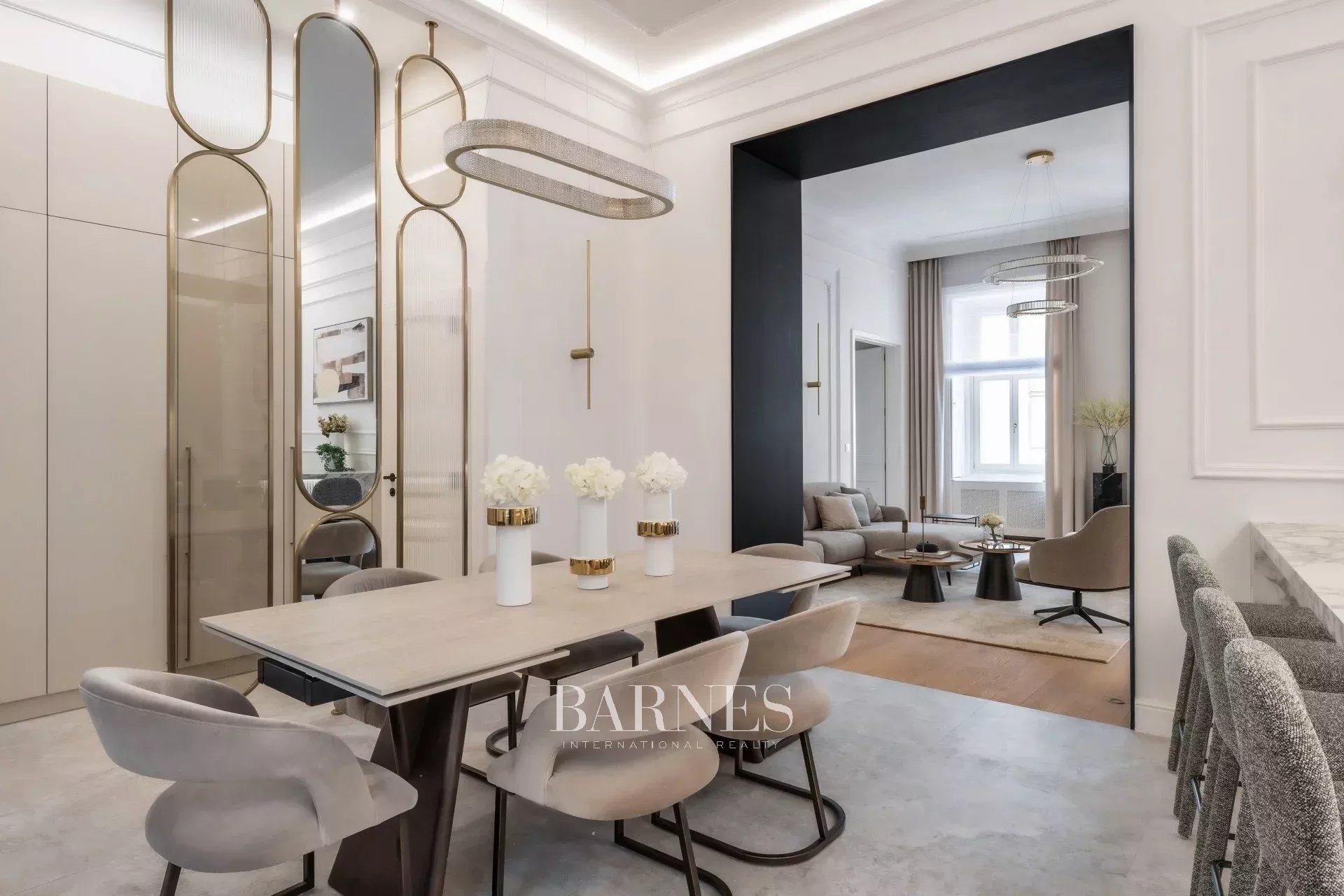 EXCLUSIVE LUXURY APARTMENT ON VÁCI STREET – PREMIUM QUALITY, TIMELESS ELEGANCE - picture 3