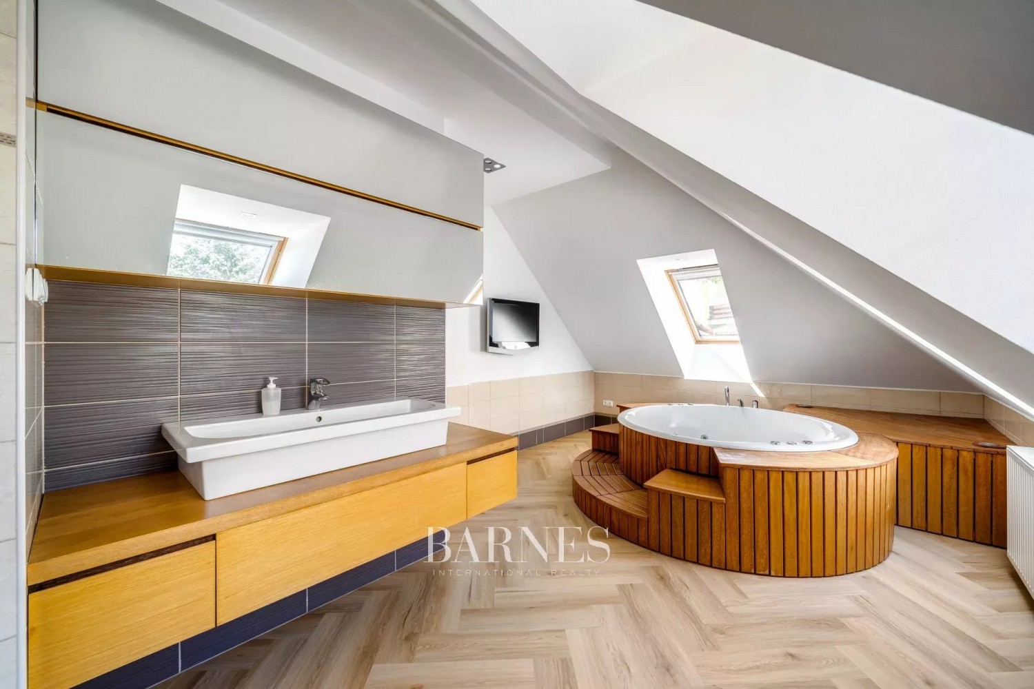 Eladó panorámás 2 hálós, teraszos luxuslakás külön vendéglakrésszel a Rózsadombon - picture 9