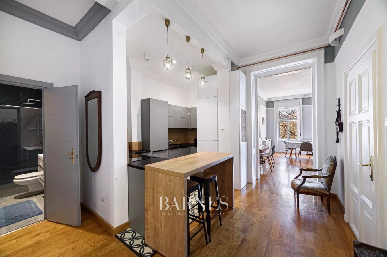 Windows overlooking Károlyi Garden: Parisian atmosphere in the downtown - picture 8