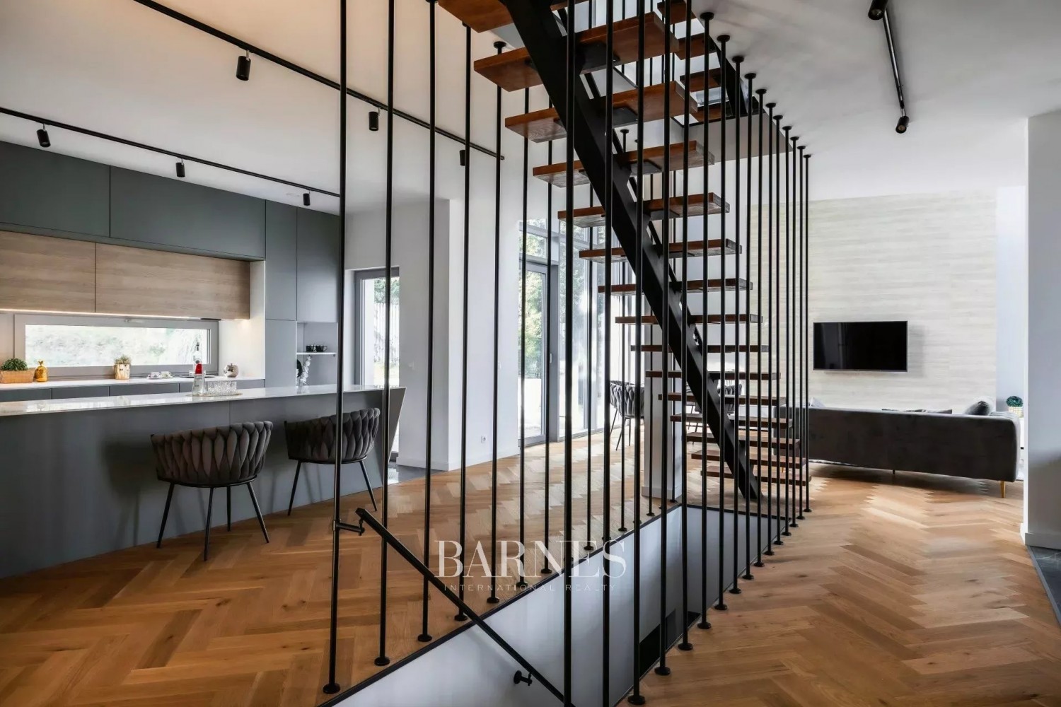 MODERN FAMILY HOUSE WITH SWIMMING POOL AND BEAUTIFUL PANORAMIC VIEW - picture 8