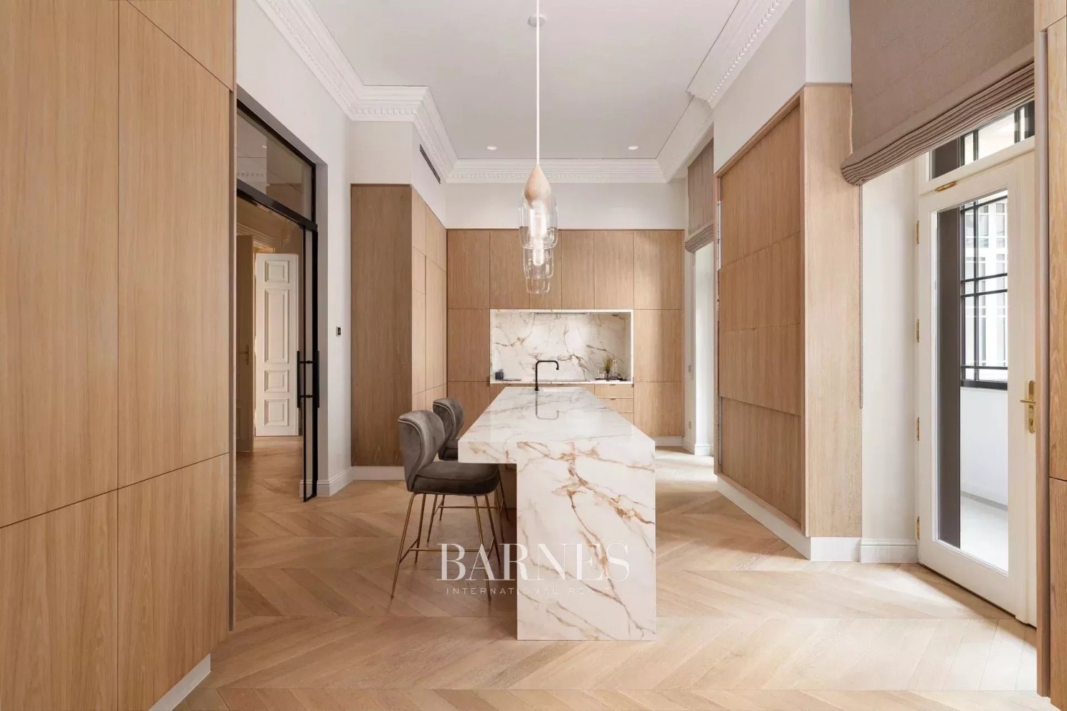 Lélegzetelállító reprezentatív lakás a város szívében - picture 5