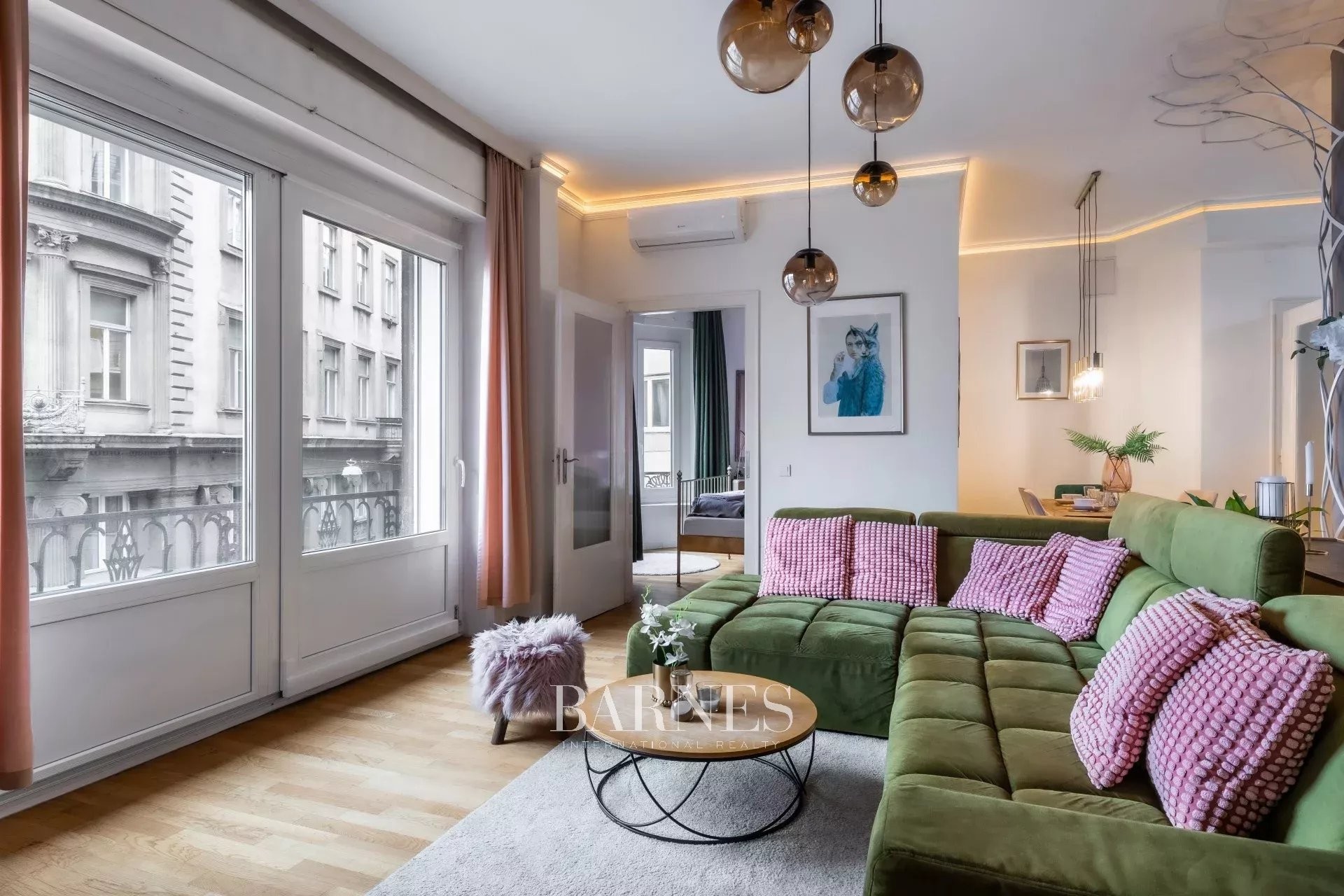 For Rent: 3-Bedroom Apartment with Urban Atmosphere near the Basilica - picture 2